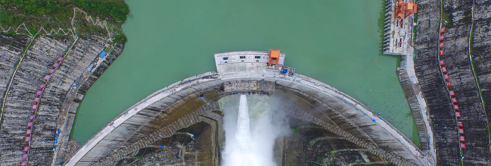 廣州市圣南通風(fēng)設(shè)備是一家主要生產(chǎn),銷售離心式通風(fēng)機(jī),軸流式通風(fēng)機(jī),消防風(fēng)機(jī),消防高溫排煙風(fēng)機(jī),消防排煙風(fēng)機(jī),防火閥門,風(fēng)葉等自主品牌產(chǎn)品的機(jī)械裝備制造生產(chǎn)廠家